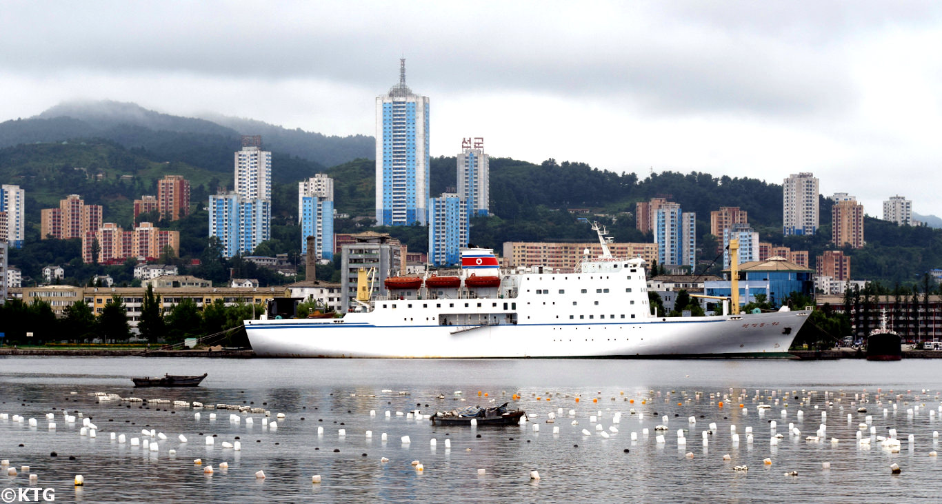 Barco en Wonsan, Corea del Norte. Viaje organizado por KTG Tours