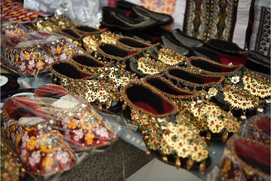 Chaussures dans un bazar à Achgabat, capitale du Turkménistan