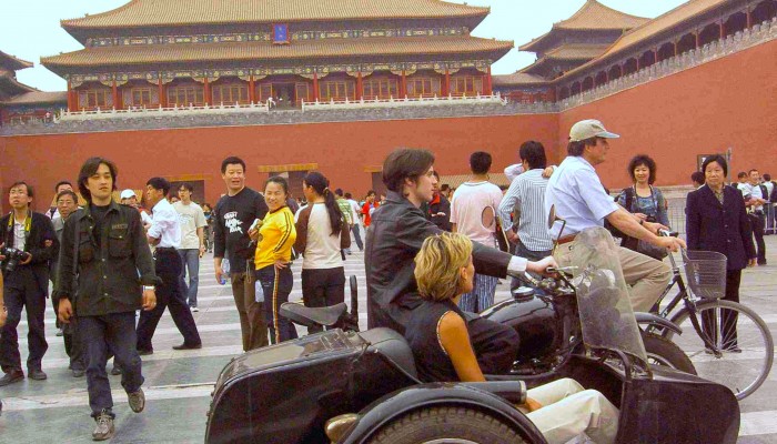 Viajeros haciendo un tour en sidecar en Beijing capital de China por la Ciudad Prohibida