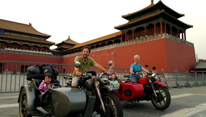 Turistas haciendo un tour en sidecar en Beijing capital de China por la Ciudad Prohibida