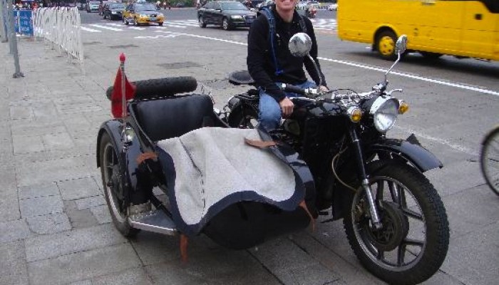 Viajero haciendo un tour en sidecar en Beijing capital de China por la Ciudad Prohibida