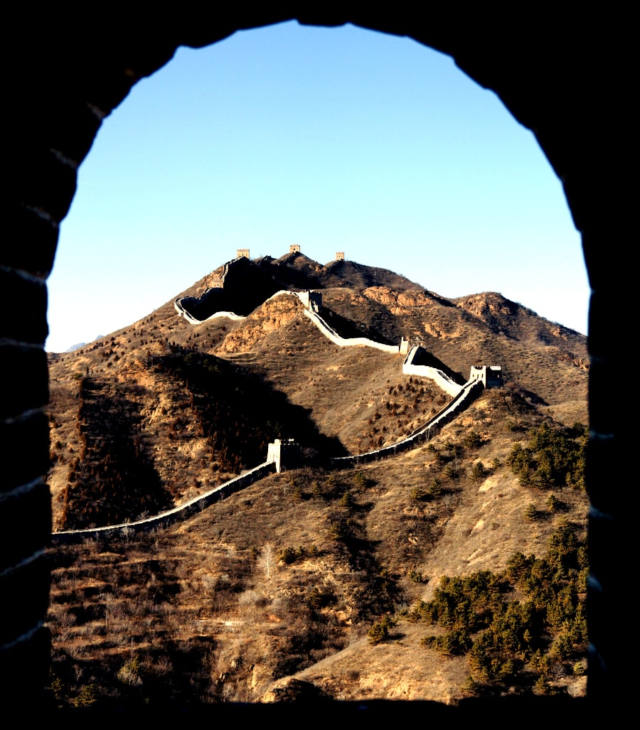 Torres de vigilancia vistas desde otra torre. Esta es la seccion de Simatai de la Gran Muralla de China