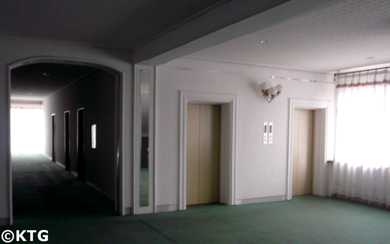 Couloir de l'hôtel Sinsunhang dans la ville industrielle de Hamhung. L'hôtel présente une décoration et une architecture de style soviétique. Photo prise par KTG Tours
