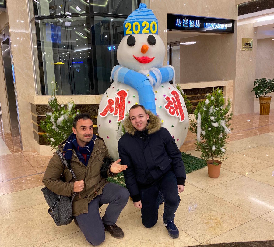 Muñeco de nieve en el hotel Yanggakdo en Pyongyang, Corea del Norte. Viaje organizado por KTG Tours