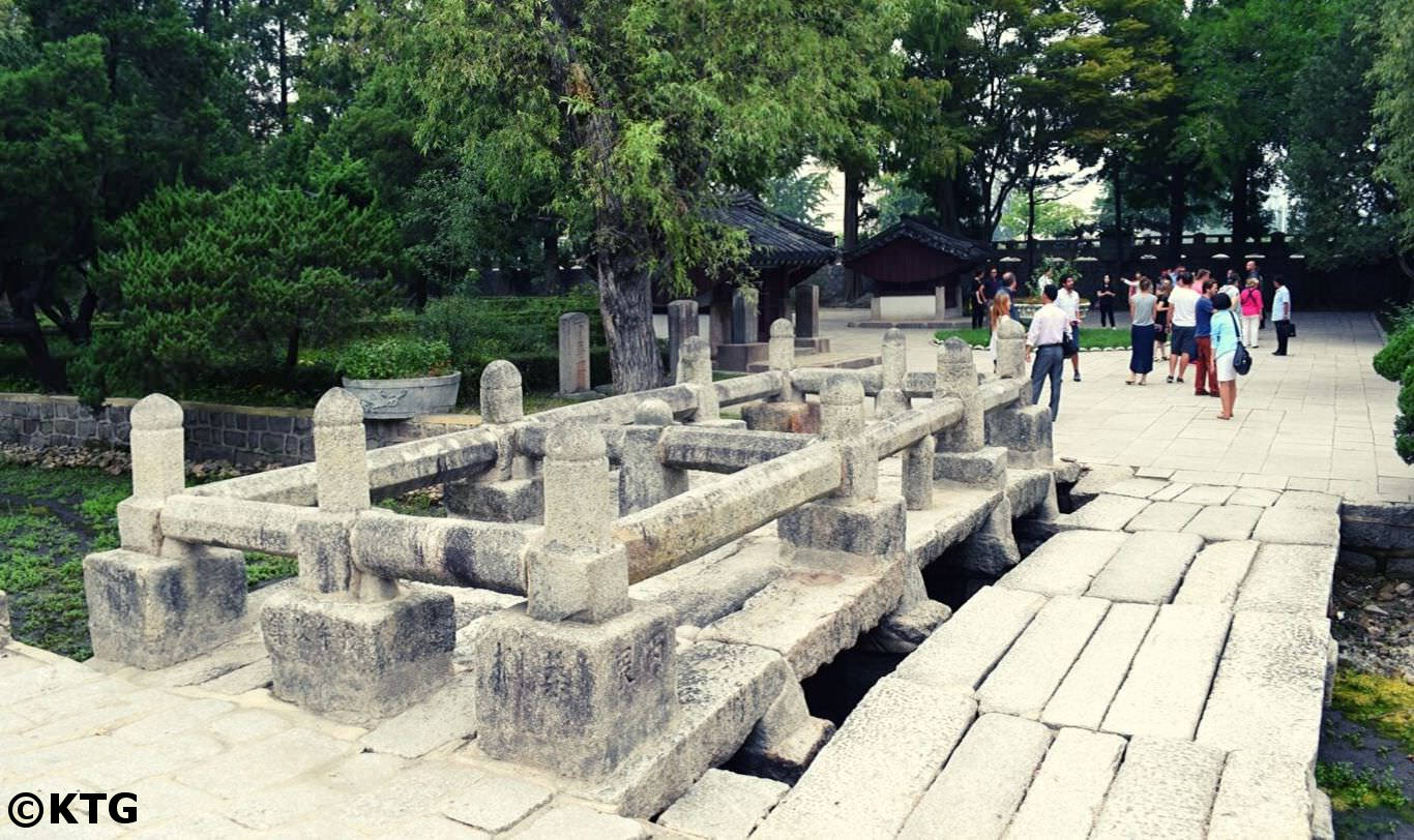 Viajeros de la agencia KTG en el Puente Sonjuk en Kaesong, Corea del Norte (RPDC). El Puente Sonjuk es uno de los doce patrimonios de la Humanidad por la UNESCO que hay en la ciudad norcoreana de Kaesong que está muy cerca de Corea del Sur y que no fue completamente destruída durante la Guerra de Corea (1950-1953)