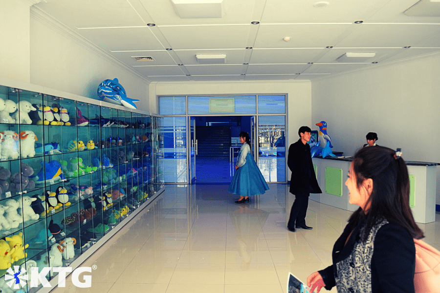 Boutique de souvenirs au delphinarium de Rungna à Pyongyang, la capitale de la Corée du Nord. Voyage organisé par KTG Tours