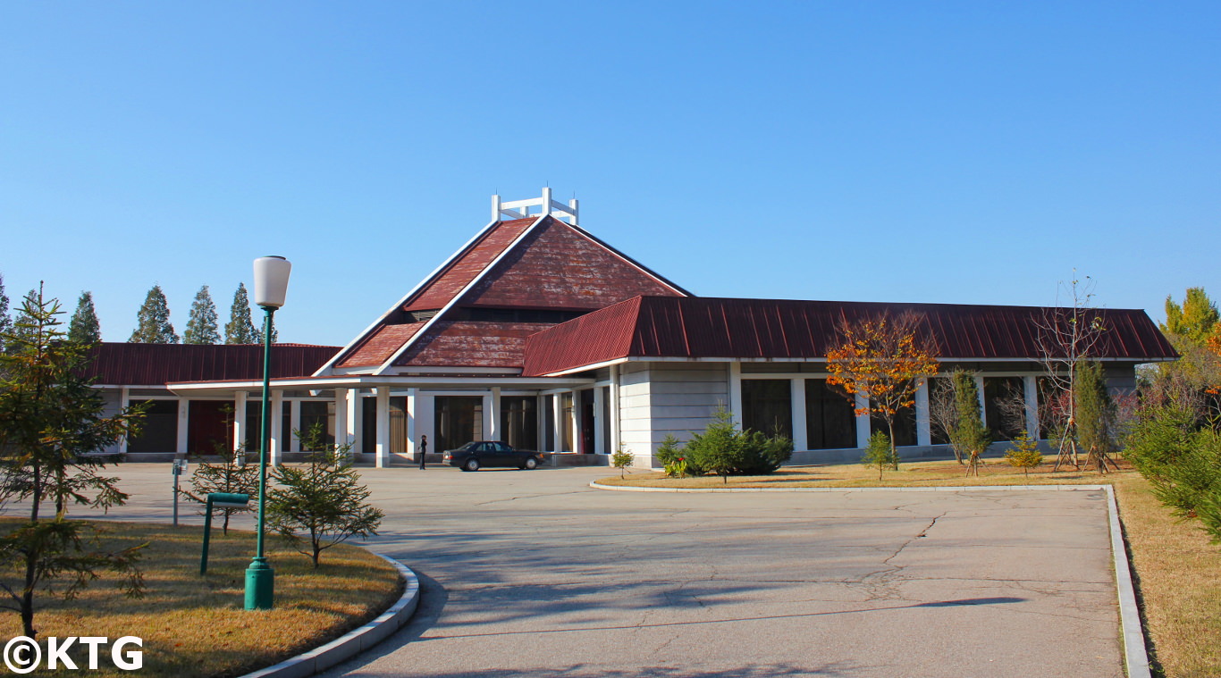 Edificio in cui si trova la reception dell'Hotel Spa Ryonggang vicino a Onchon alla periferia di Nampo in Corea del Nord (RPDC). Foto scattata da KTG