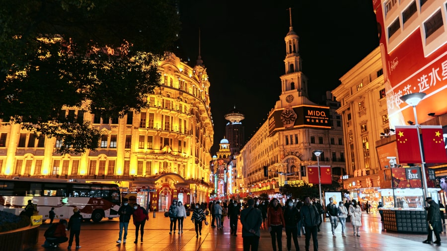 Plaza del Pueblo de noche, Shanghái, China