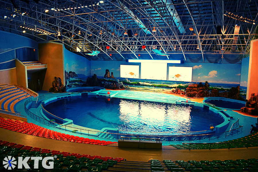 Piscina principal y escenario en el Delfinario de Rungna en Pyongyang capital de Corea del Norte. Viaje organizado por KTG Tours