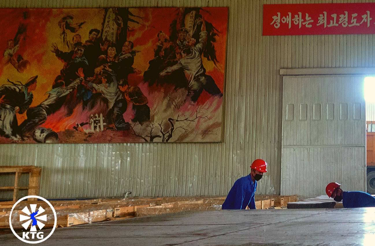 Fábrica de producción de vidrio cerca de Nampo en Corea del Norte. Foto viajes KTG