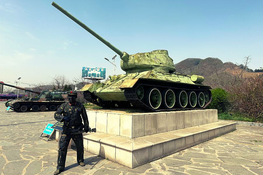 Maqueta de un tanque utilizado en la Guerra de Corea en la aldea de Hekou, cerca de Dandong, China. Tour organizado por KTG travel, es decir, KTG tours