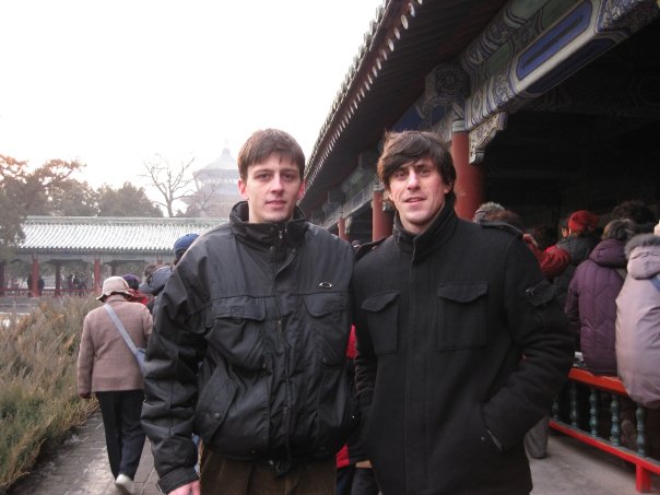Miembro de KTG con un viajero en el templo del cielo en invierno, Pekin, Beijing, China