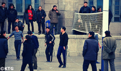 nordcoréens jouant au volley à la place Kim Il Sung à Pyongyang en Corée du Nord, RPDC