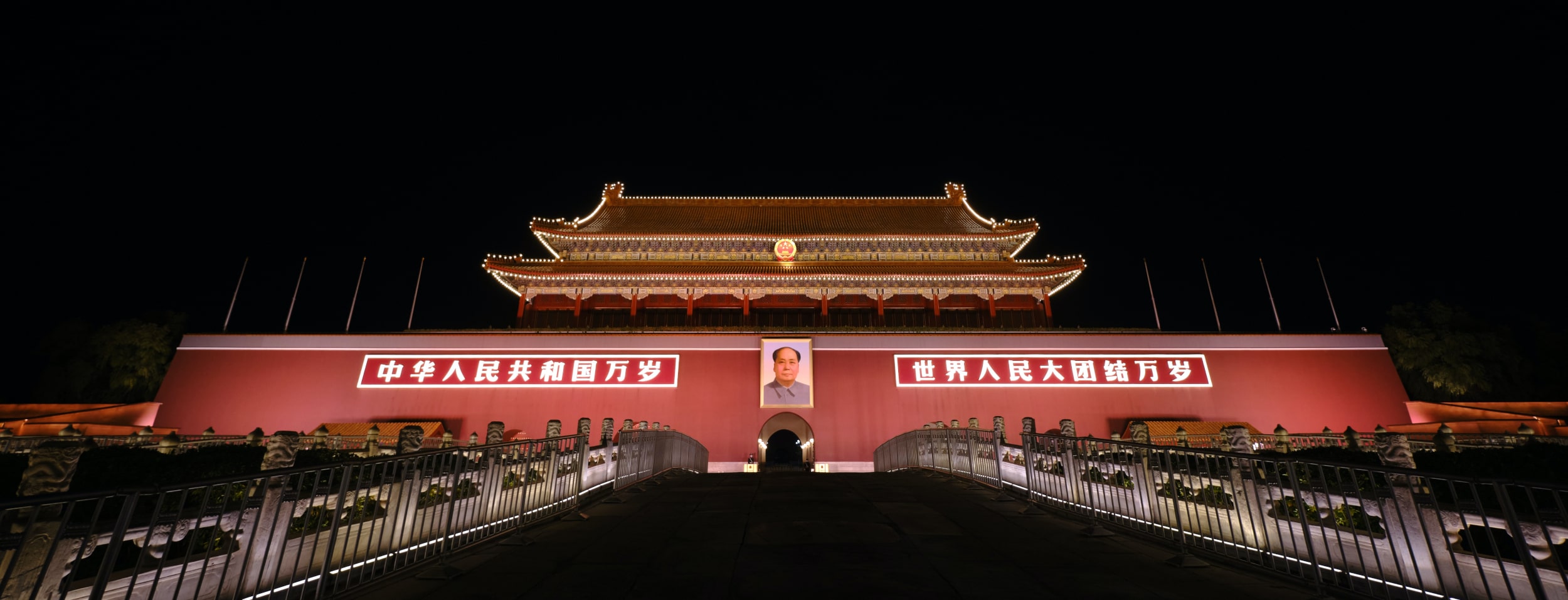 Plaza de Tiananmen de noche en Beijing, China