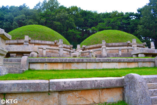 Tumbas gemelas del rey Kongmin y su esposa de Mongolia en Kaesong, Corea del Norte (RPDC). Estas tumbas han sufrido poca restauración y conservan gran parte de su estado original. Visite este sitio del Patrimonio Mundial de la UNESCO con KTG Tours