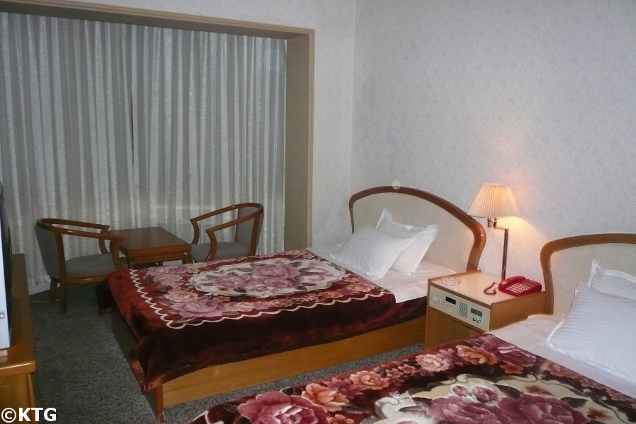 Habitación de primera clase en el Hotel Tongmyong en la ciudad de Wonsan, provincia de Kangwon, Corea del Norte (RPDC). También se deletrea Dongmyong Hotel. Viaje organizado por KTG Tours