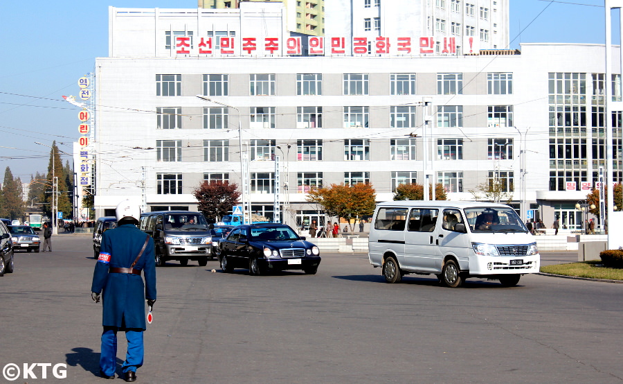 Policía de tránsito en Pyongyang, capital de Corea del Norte. Fotografía realizada por KTG Tours
