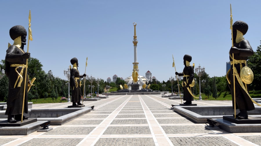 Monumento a la Independencia en Ashgabat, capital de Turkmenistán. Tours con KTG