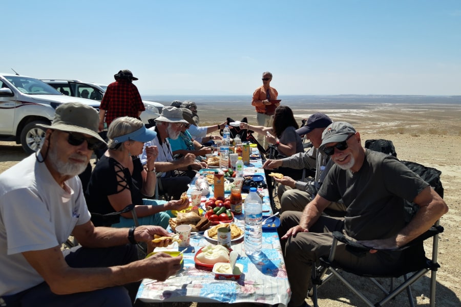 Desayuno en el campamento en las montañas Kopet Dag en Turkmenistán