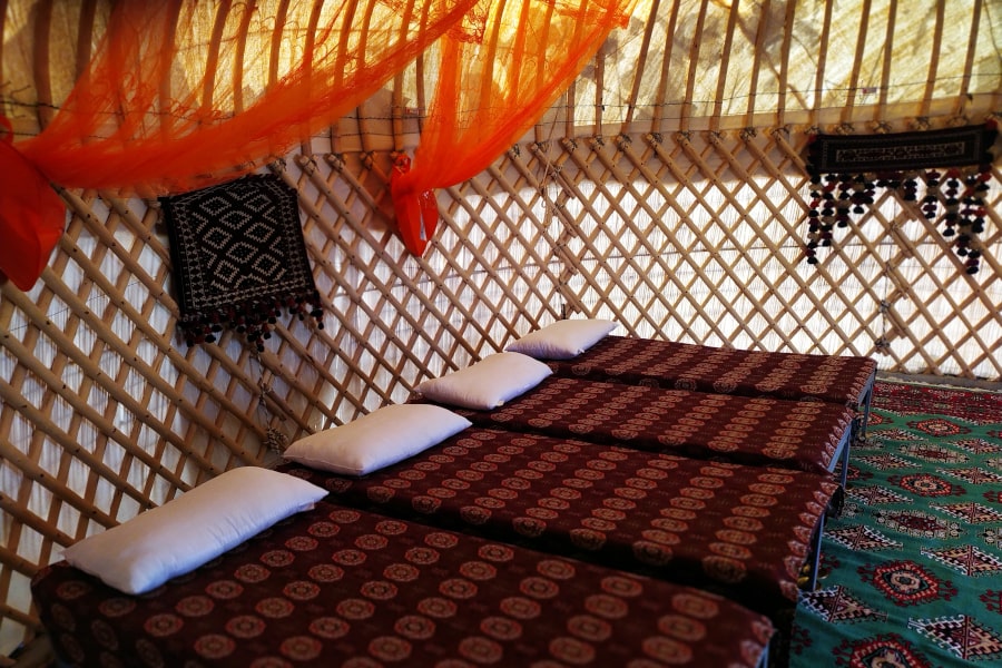 Yurta en el cráter de Darvaza, Turkmenistán