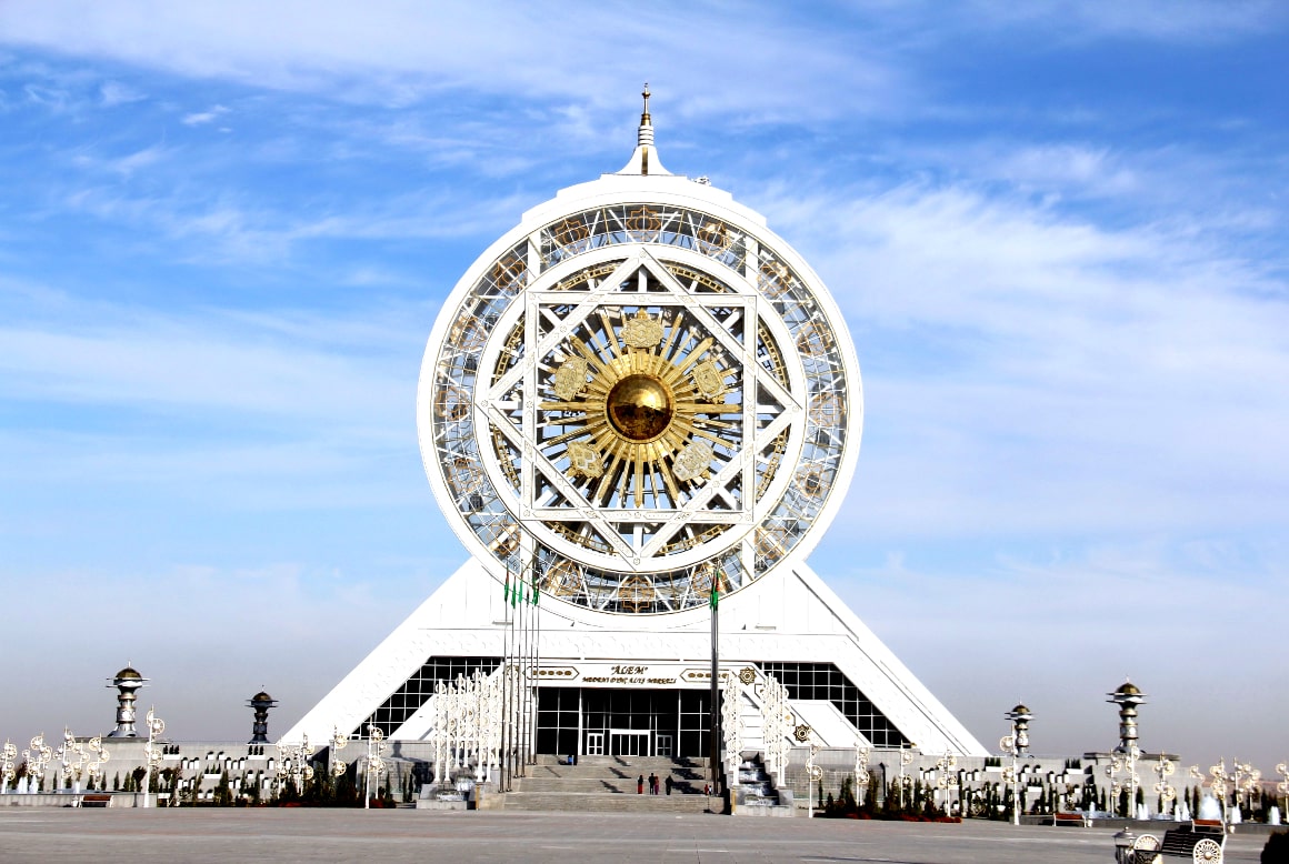 Noria cubierta en Ashgabat, Turkmenistán. Tours con KTG