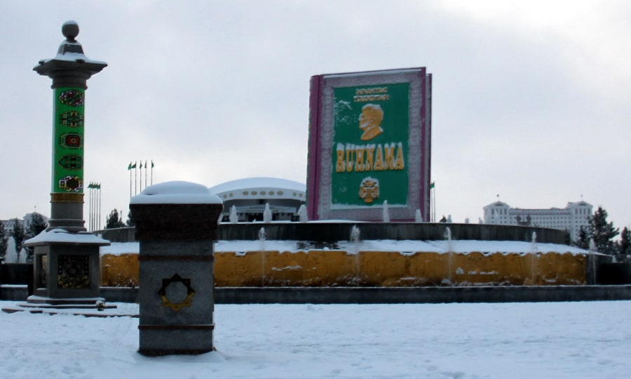 Monumento del libro Ruhnama en Ashgabat, Turkmenistán. Tours con KTG