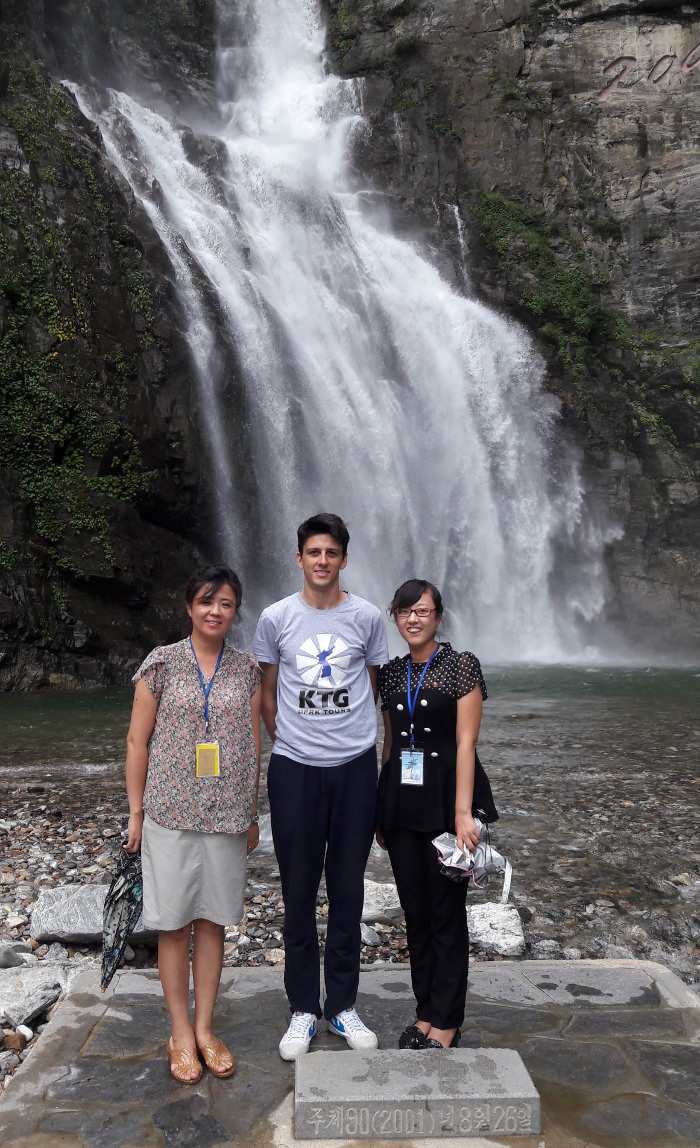 Las Cataratas de Ullim en Corea del Norte, (RPDC) de camino a la ciudad de Wonsan en la costa este del país. Viaje organizado por KTG® Tours