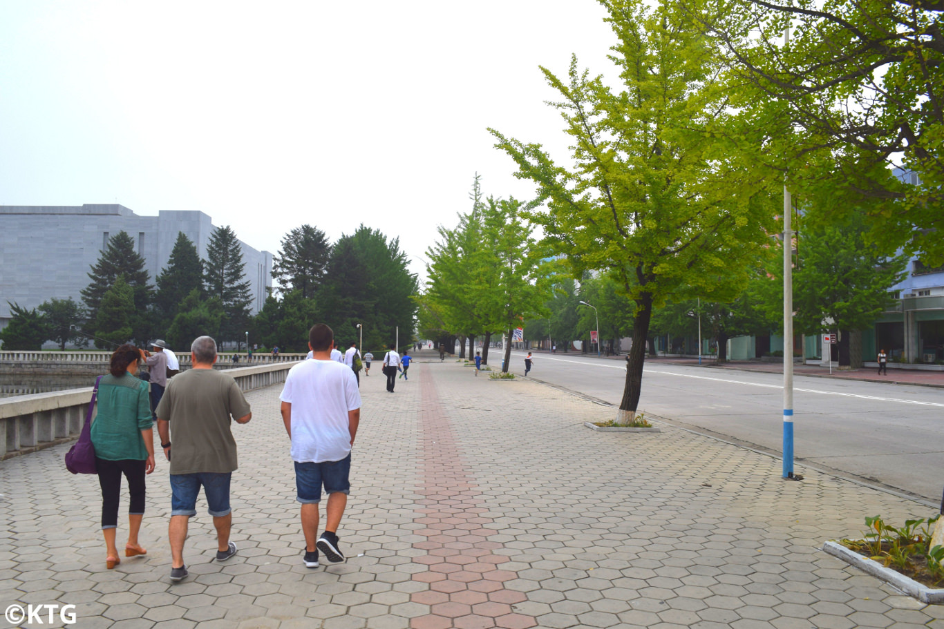 Viaggiatori di KTG che passano davanti all'Hotel Songdowon nella città di Wonsan, provincia di Kangwon, Corea del Nord (RPDC). Viaggio organizzato da KTG Tours