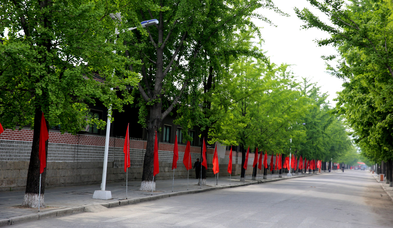 paseo desde el Hotel Minsok a la puerta Nam de Kaesong en Corea del Norte con KTG