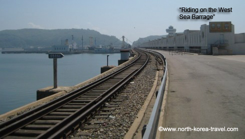 Conduire sur le barrage de la mer occidentale à Nampo, Corée du Nord (RPDC)