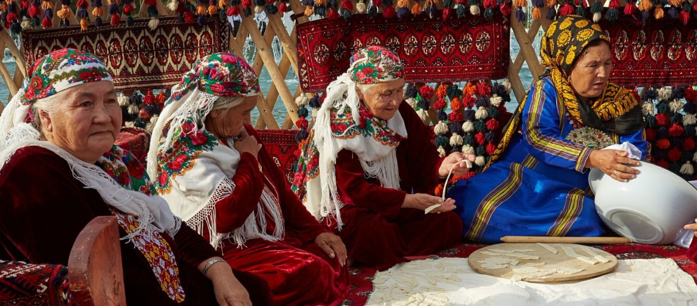 Flammes complètes dans le cratère de Darwaza au Turkménistan