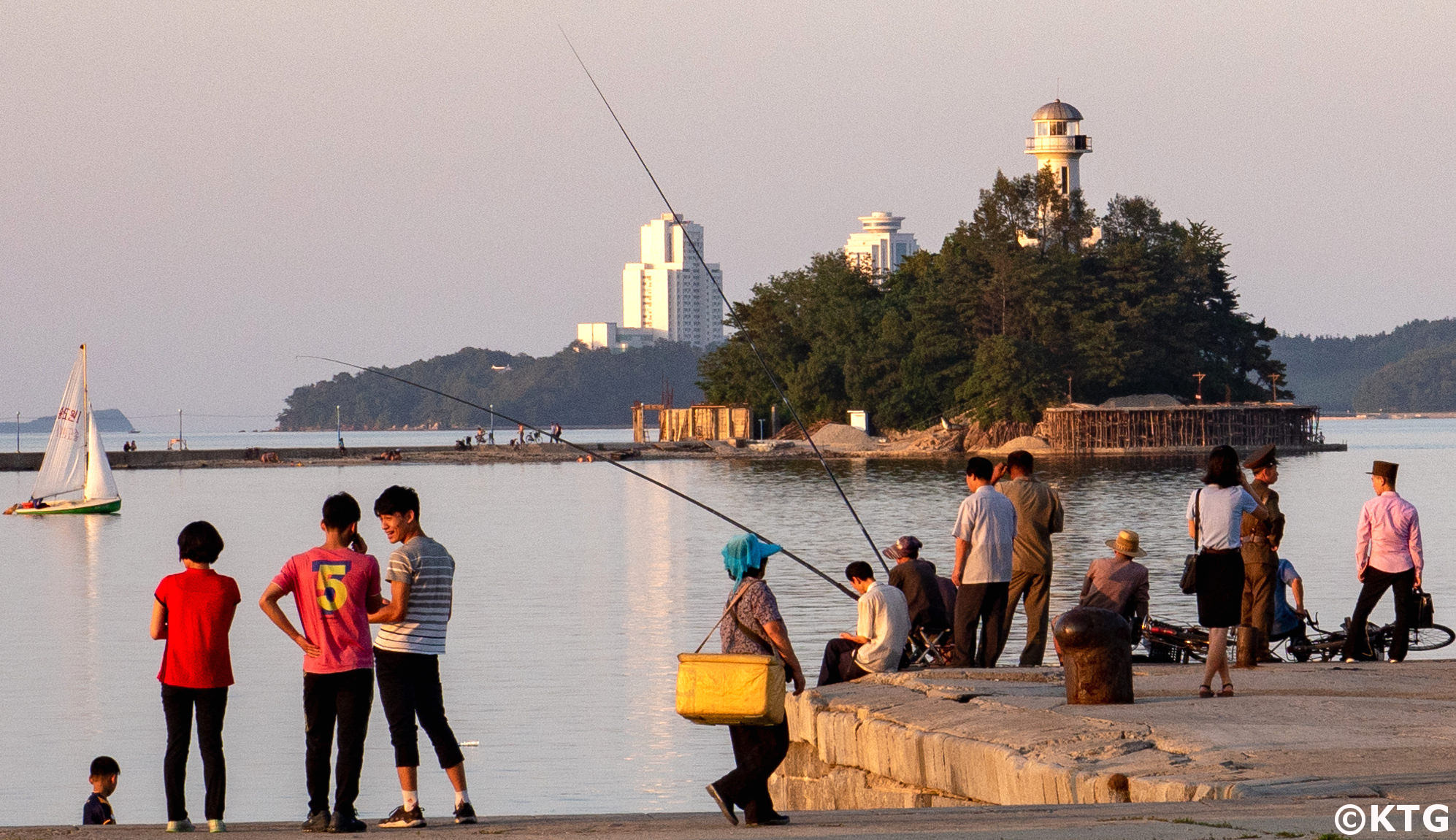 Paseo por el puerto en Wonsan, Corea del Norte (República Popular Democrática de Corea) con KTG Tours. Puede ver el islote Jangdok y su farola en el fondo