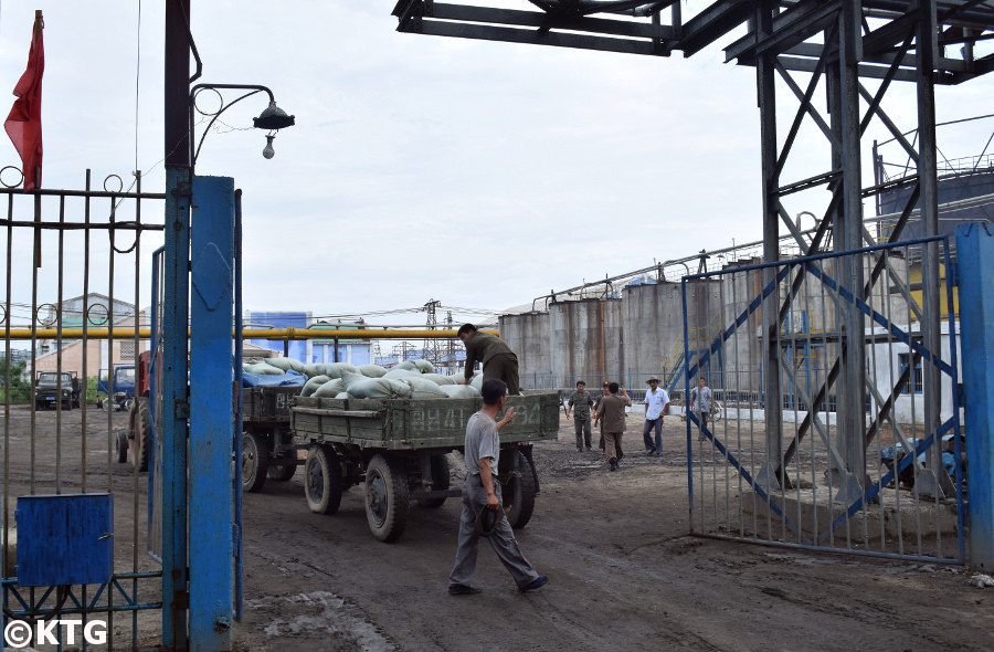 Trabajadores en una fábrica de fertilizantes en Hungnam, Corea del Norte