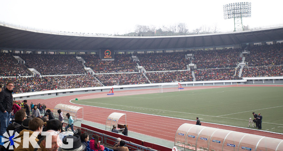 Extranjeros en el estadio Kim Il Sung se llenaron con 40.000 coreanos durante el Maratón de Pyongyang, RPDC. Fotografía sacada por KTG Tours