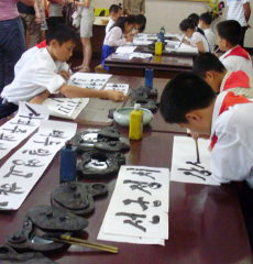 Clase de caligrafía en Corea del Norte