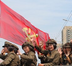 soldadas norcoreanas en un desfile militar en Pyongyang