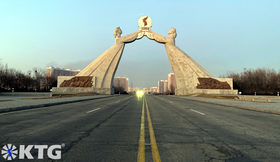 foto del arco de la reunificación en Pyongyang, Corea del Norte, tomada desde el centro de la autopista tongil, es decir, la autopista de la reunificación por un viajero de KTG