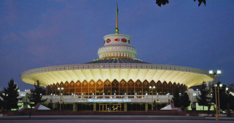 Achgabat de nuit, capitale du Turkménistan. Séjour au Turkménistan avec KTG