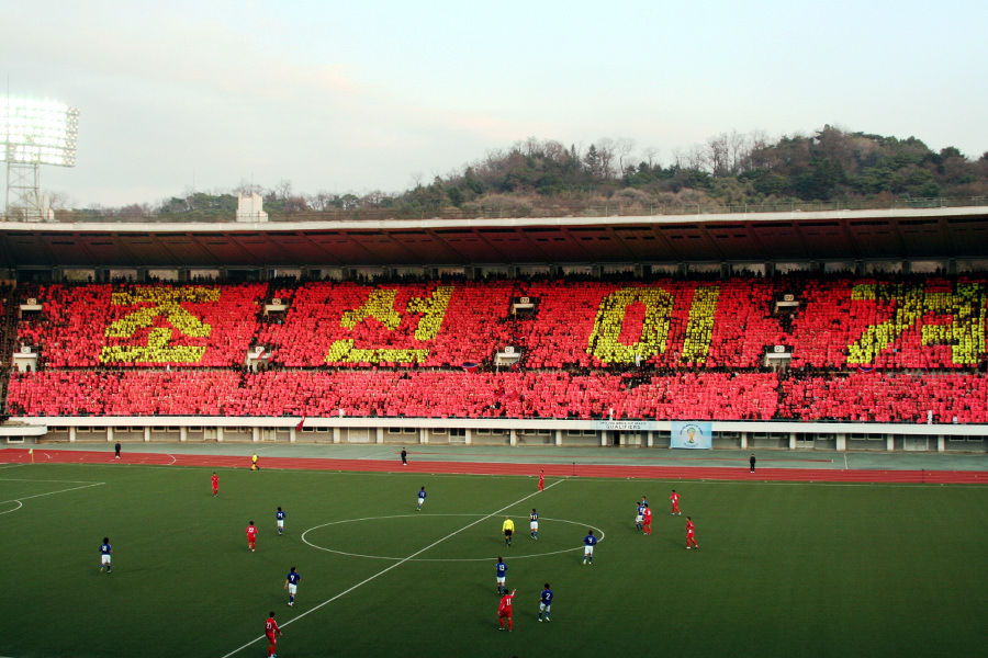 Partido de fútbol en Pyongyang en el estadio Kim Il Sung. RPDC vs Japón en un partido clasificatorio para la Copa del Mundo 2014. Corea del Norte ganó 1-0. Viaje organizado por KTG Tours