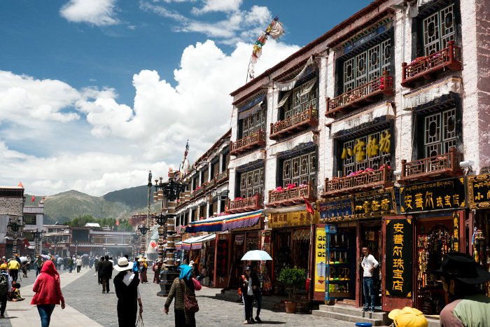 Tiendas en la plaza Barkhor alrededor del templo de Jokhang en Lhasa, Tibet, China