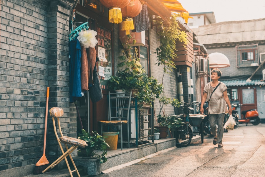 Senora con su compra en un hutong de Beijing, Pekin, China