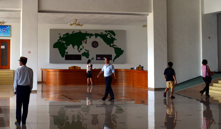 Réception dans le hall de l'hôtel Changwangsan à Pyongyang, capitale de la Corée du Nord, RPDC. L'hôtel Changgwangsan est un hôtel économique de deuxième classe en Corée du Nord. Les sites d'intérêt à proximité incluent la patinoire de Pyonyang, le magasin Raggwon, le complexe de santé Changgwangsan et les bureaux d'Air Koryo. Visite organisée par KTG Travel