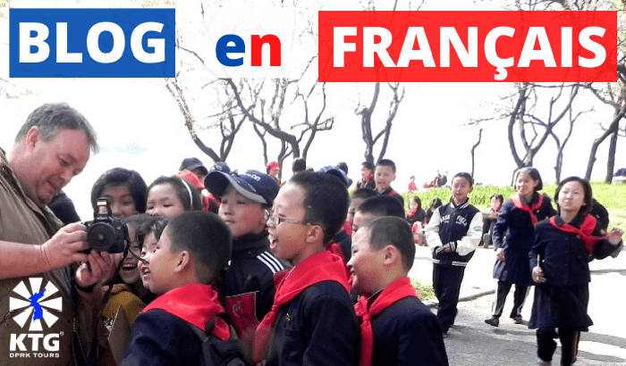 Voyageur KTG montrant aux enfants nord-coréens une photo qui vient d'être prise, Pyongyang, Corée du Nord (RPDC)