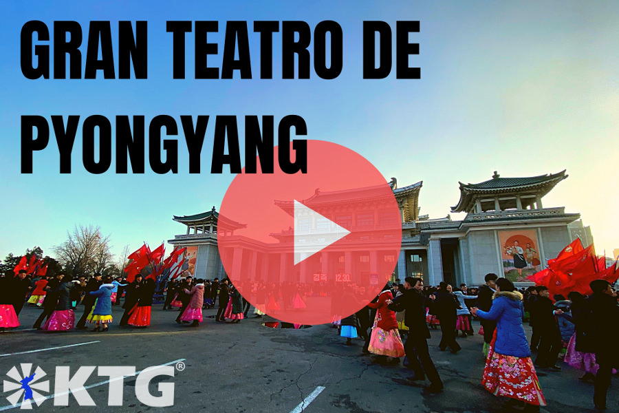 bailes en masas en el exterior del Gran Teatro de Pyongyang en Corea del Norte