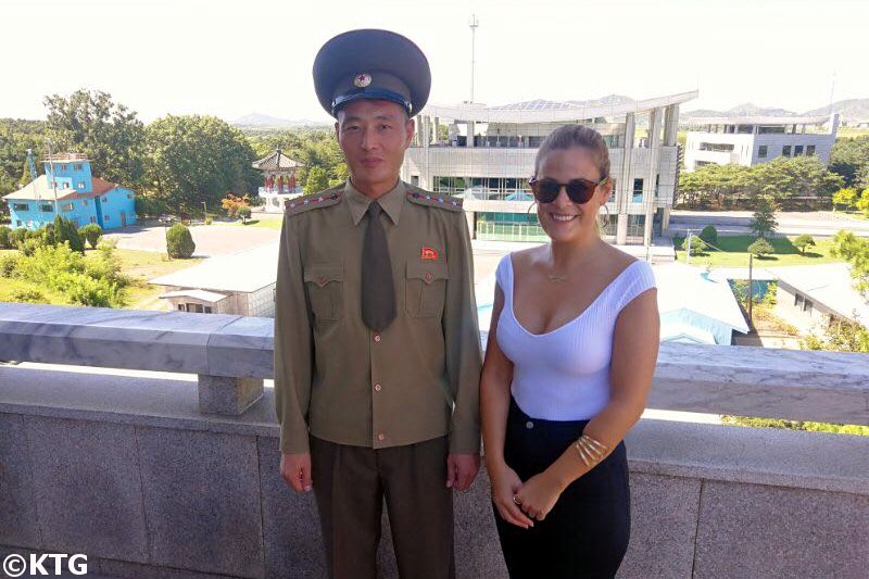 Un voyageur de KTG prend une photo avec un soldat nord-coréen à Panmunjom dans la zone démilitarisée, la DMZ