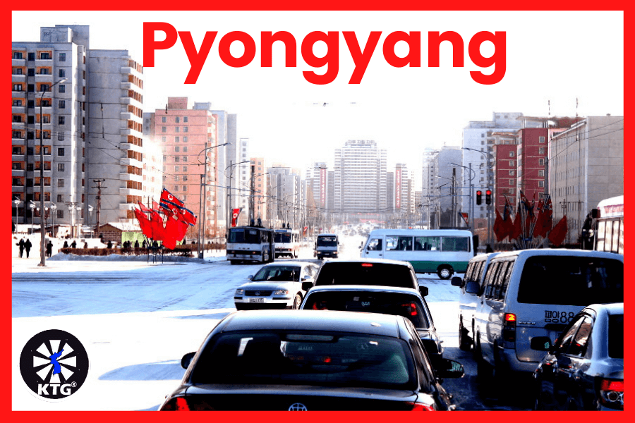 tráfico en el centro de Pyongyang la capital de Corea del Norte. Foto sacada por KTG Tours