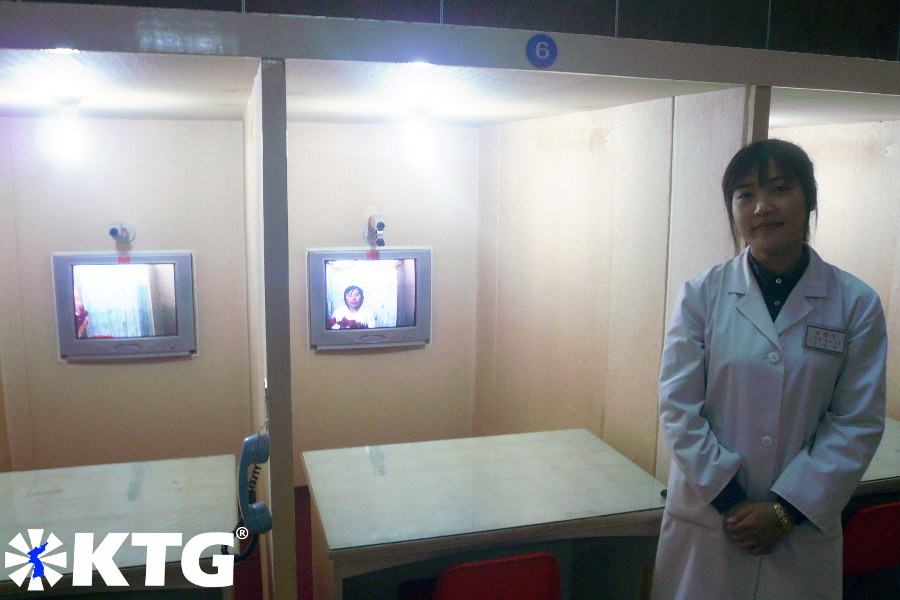 Doctora en el hospital materno de Pyongyang en Corea del Norte, RPDC. Estas cabinas se usan para que familiares se comuniquen con mujeres que vienen de dar a luz