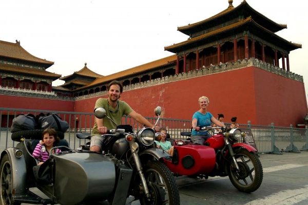 Viaje en sidecar empezando en la ciudad prohibida en Beijing capital de China