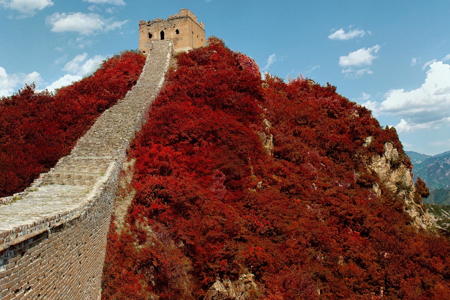 Caminata por la Gran Muralla China por la sección Simatai en otoño