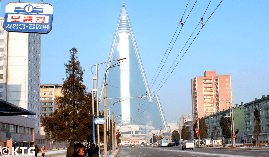 hiver à Pyongyang. Vous pouvez voir l'hôtel Ryugyong. Photo prise par KTG Tours.